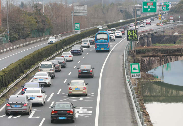 高速公路迎来返程车流