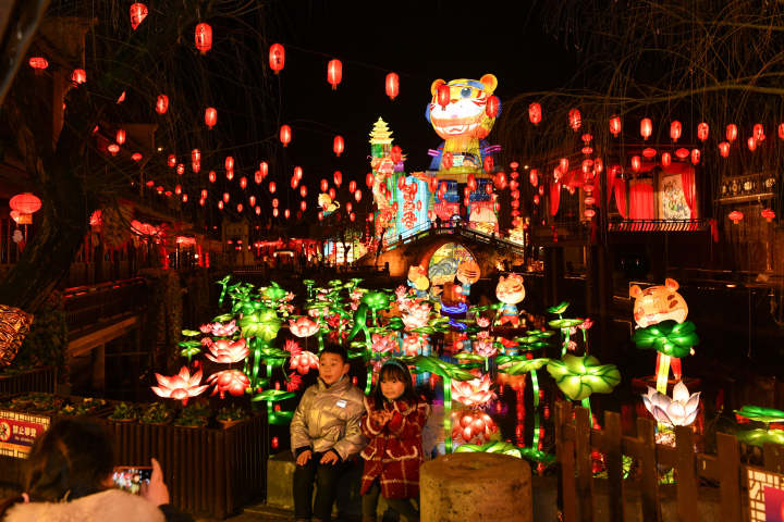 元宵节佳节临近,东阳市横店影视城梦幻谷景区举办"观千虎花灯,赏江南