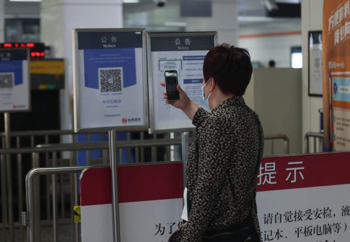 杭州地铁2号线中河北路地铁站,市民扫场所码并亮码入站乘车.