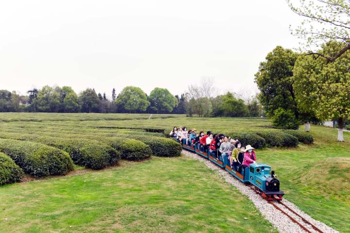 3月19日,金华市兰溪市兰湖旅游度假区里,游客陪同小孩乘坐时光小火车