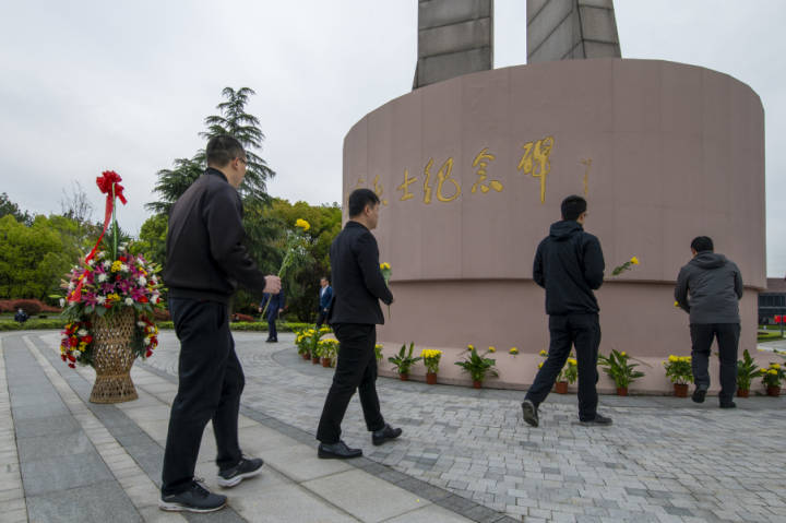 清明节临近,前往金华市烈士纪念园革命烈士纪念碑前缅怀英烈,寄托哀思