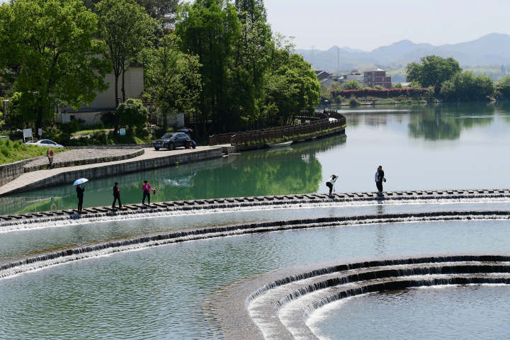 4月9日,金华市婺城区安地镇岩头村,经过综合治理后的梅溪堰坝景观廊道