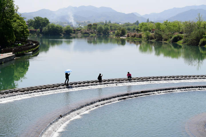 4月9日,金华市婺城区安地镇岩头村,经过综合治理后的梅溪堰坝景观廊道