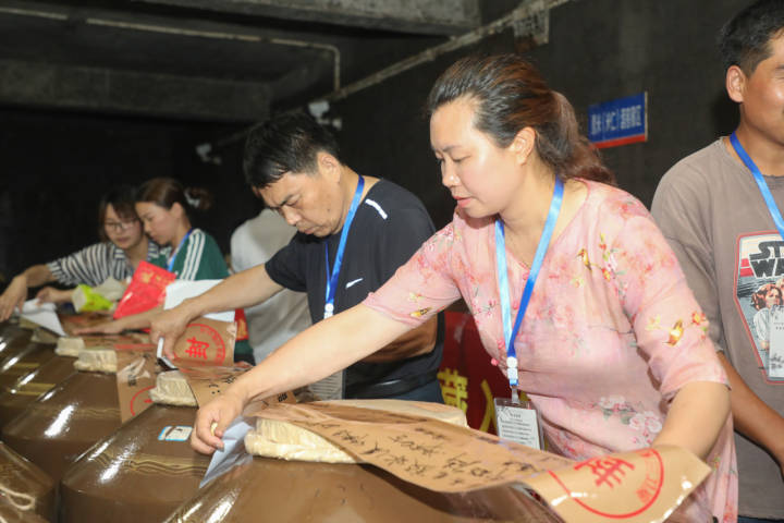 "浙江三禾酒业有限公司负责生产与管理的曾小容介绍,公司酿酒是从每年