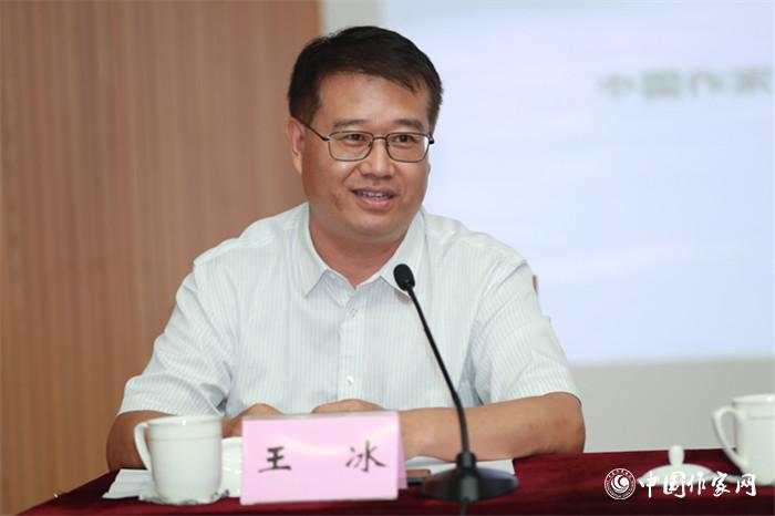 王冰发言王冰表示,诗歌受到华夏文明的深厚熏陶,承载着中国文化传统