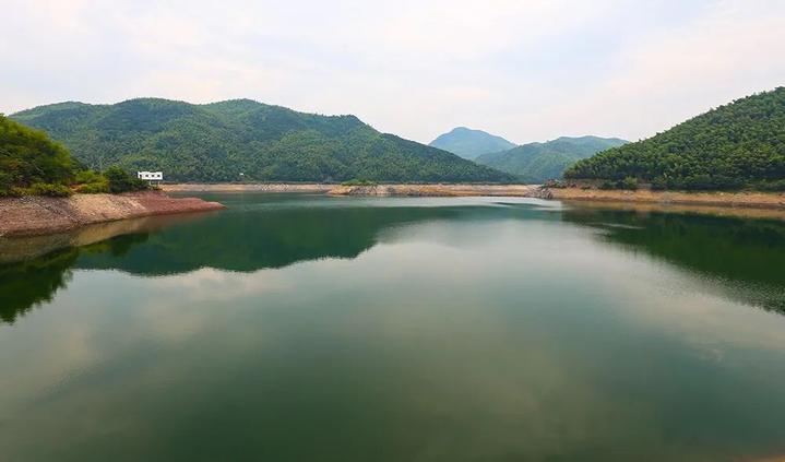 上张水库位于宁波市象山县境内淡港中下游,坝址位于西周镇上张村上游