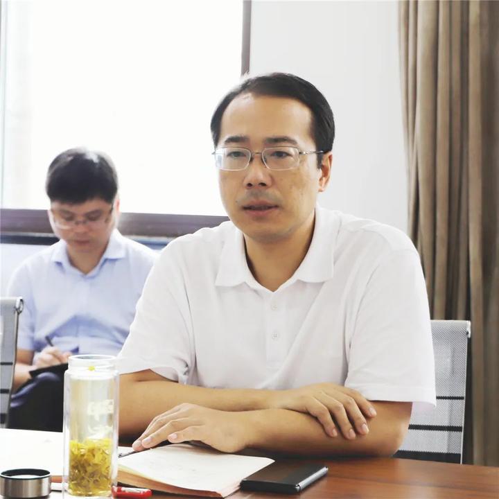 开化县委书记鲁霞光在溪东村开展"三服务"活动时强调