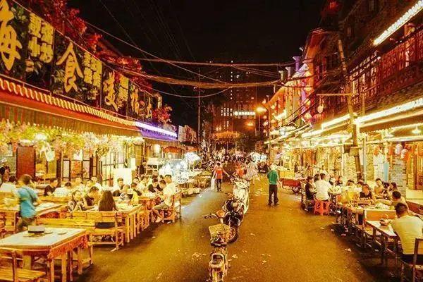 最暖人间烟火气,夜市迎来"蓝朋友"