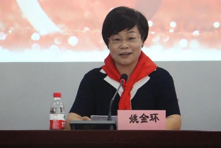 中共常山县委常委,副县长姚金环代表中共常山县委,县政府向慈溪市委