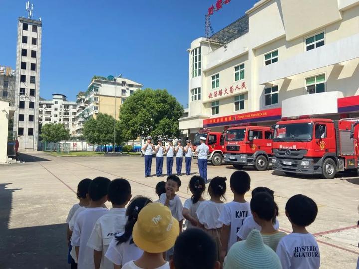 8月14日,15日,云和70余名小朋友走进云和县消防救援大队参观学习,过足