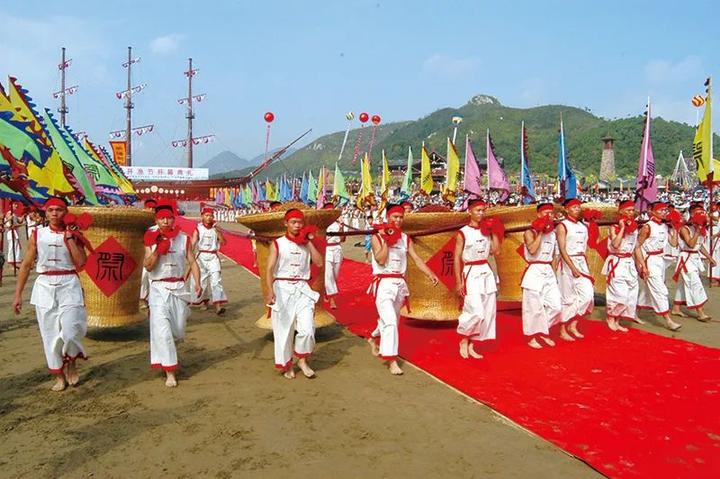 2003年第六届开渔节祭海仪式,敬献五谷,五果.