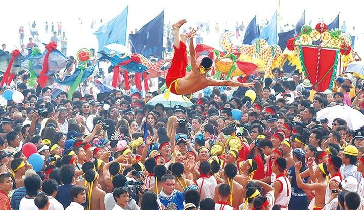 2005年第八届开渔节祭海仪式上的欢庆场面.