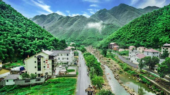 报福镇位于安吉县的西南部,清澈的溪水欢快地流淌着,镶嵌在村庄里的