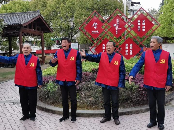 创文在行动 人老心不老!紫港社区老年志愿者为创文献余热