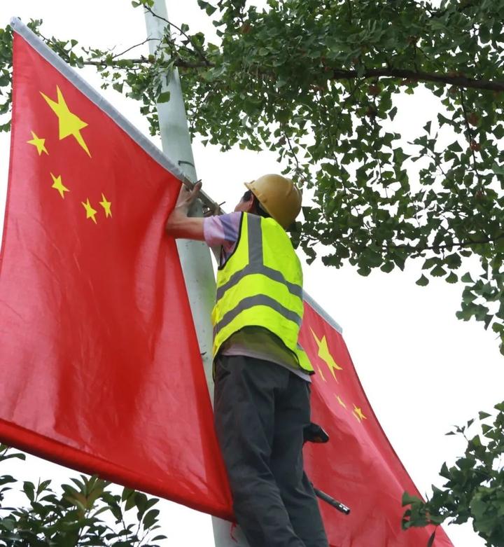 挂国旗,迎国庆,开化街头展示最美"中国红"