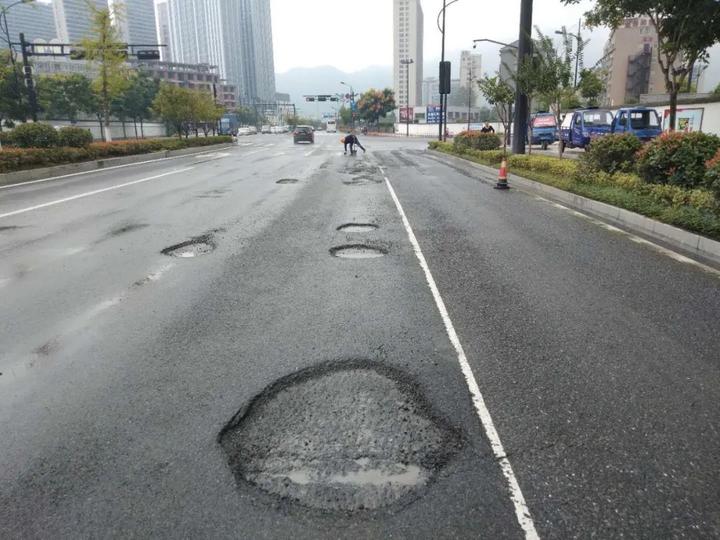 沥青路面透水性强,长期雨水渗透沥青面层造成沥青砼与基层脱离,并