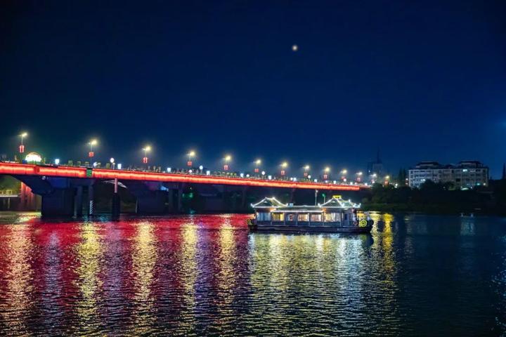 "最美风景就在家门口!" 乡贤夜游三江六岸 点赞大美兰溪建设