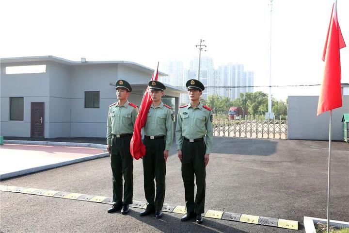 全体官兵军容严整,步履铿锵   在国旗台前整齐列队   庄严肃立   "