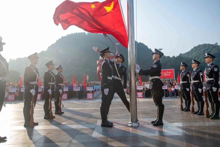 我市举行国庆升旗暨成人宣誓仪式