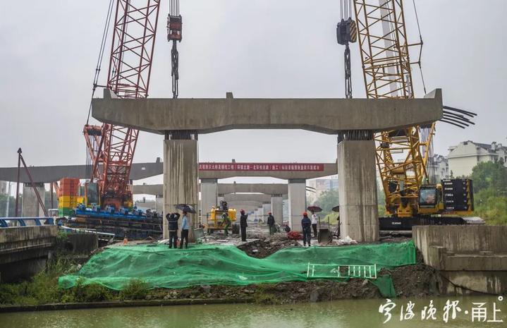 近日,当记者抵达西洪大桥及接线工程海曙侧i标段施工现场时,天正下着