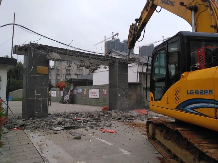河南信阳直接拆除院墙专家:文明进步体现约15秒