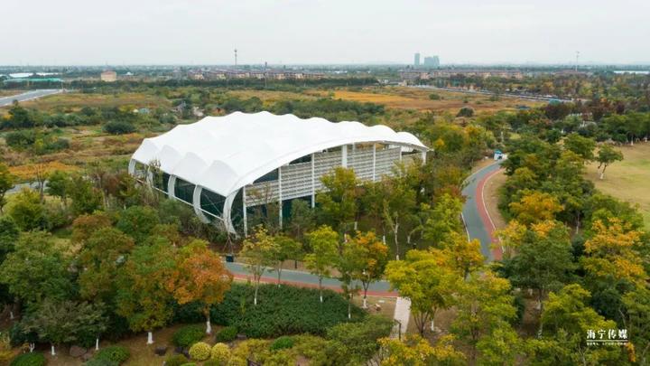 新建成的网球场位于   鹃湖公园东区块静水湾旁   建筑面积约1810