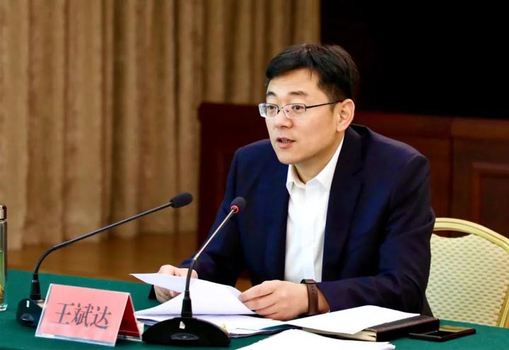 王斌达主持召开第十二次县政府常务会议
