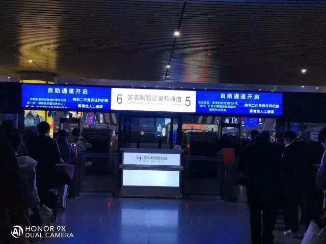 21日起,杭州东站二层平台东进站口封闭,其他进站