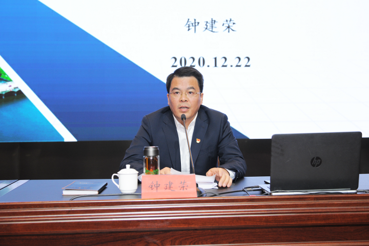 副区长钟建荣讲课《加强农村"三资",社区"两资"管理,夯实基层发展基础