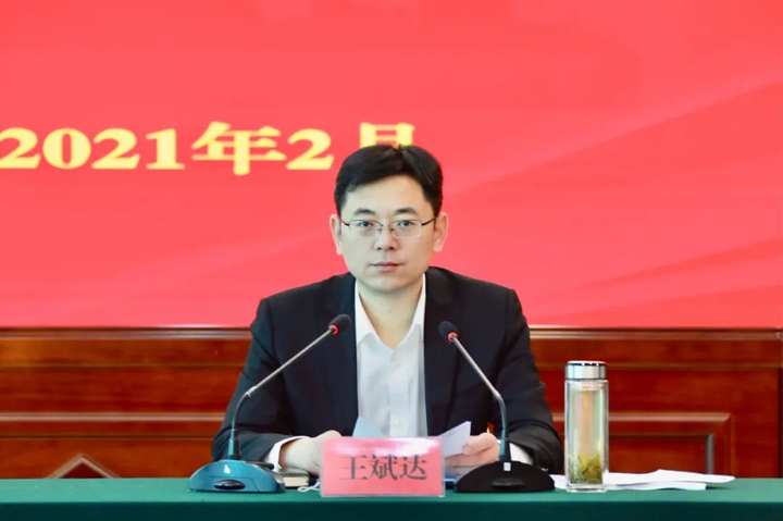 王斌达主持召开县政府常务会议