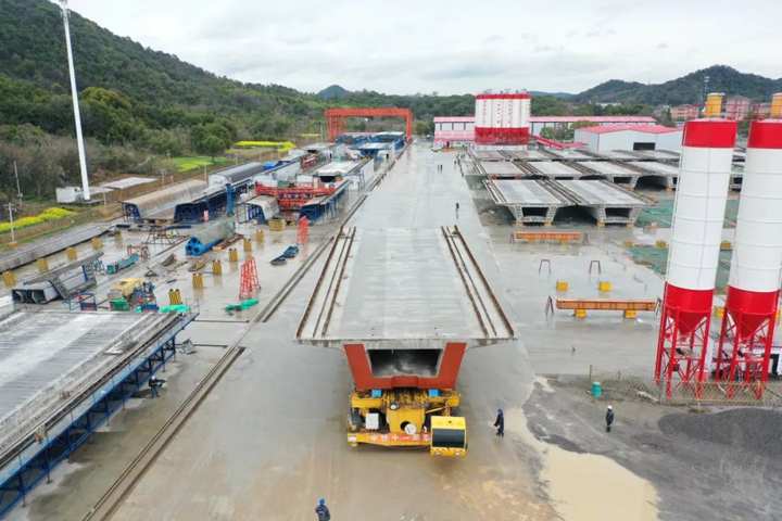 湖杭铁路项目部德清制梁场首孔预制"智慧"箱梁完成架设 | 五个先行开