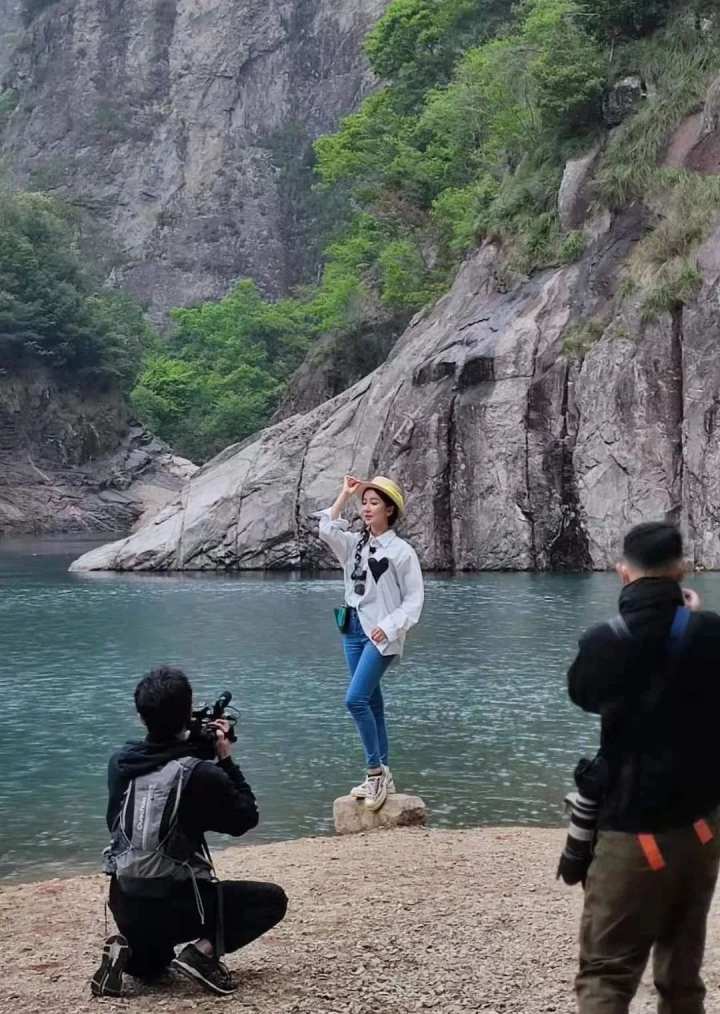 石桅岩景区楠溪江是"中国山水诗的起源地",置身于山青水碧,岚羞云幻