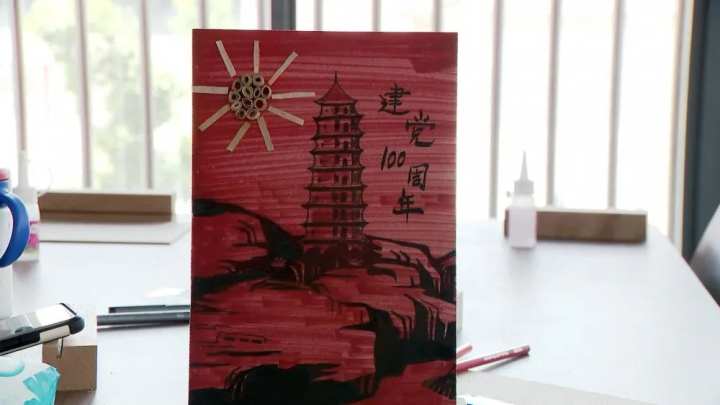 献礼100周年本次活动的主题是再用刨子刨出刨花,装饰画作孩子们在木板