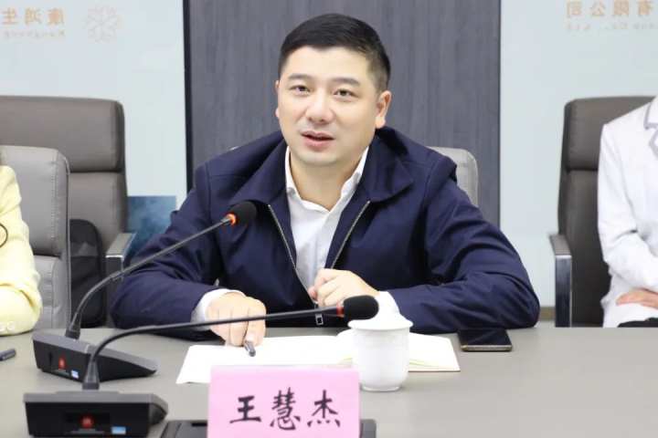 王慧杰表示,县委,县政府将会一如既往地支持企业发展,加强与企业的