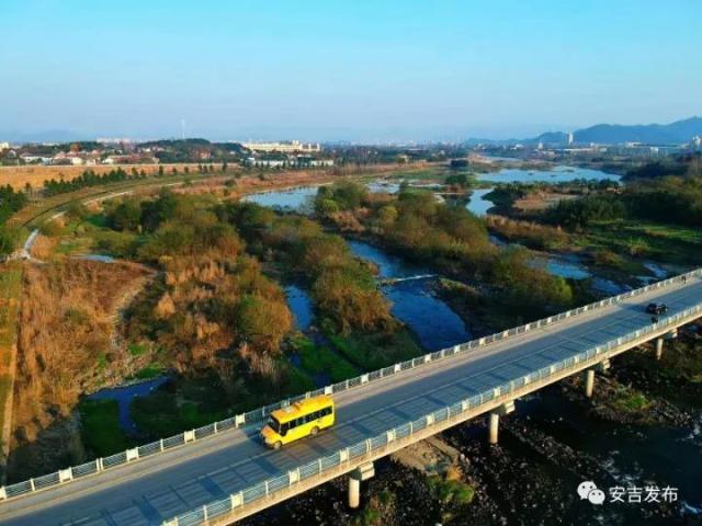 住在安吉县递铺街道塘浦乌象坝大桥附近的市民不难发现,这里的西苕溪