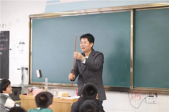 5 姚秀鋼衢州市菁才中學上課幽默風趣,注重學生人文素養的培養,用心