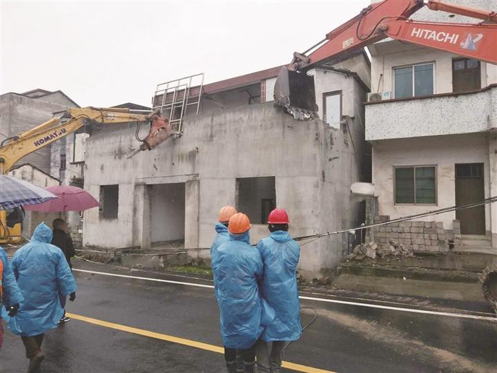 为美化沿路两侧环境,1月4日,剡湖街道组织人员,对禹广公路沙园村地段