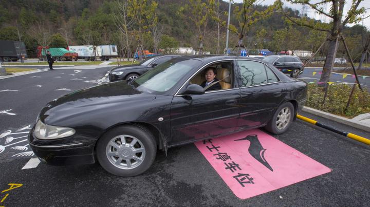 杭州松木場社區亂佔車位後續報道之一:問題依然嚴重 居民表示不滿