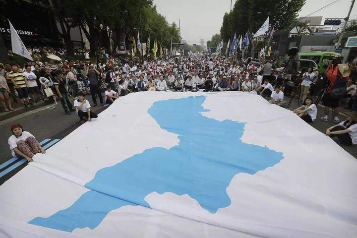 2015年,慶祝朝鮮半島光復七十週年的韓國民眾鋪開統一旗,期盼韓朝能夠