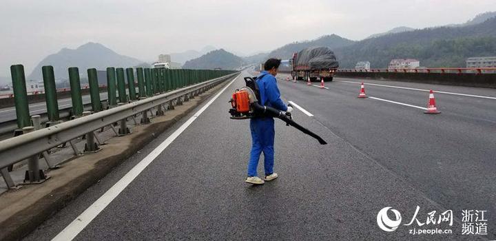 受雨雪冰冻和部分高速公路封道影响部分长途大巴停开