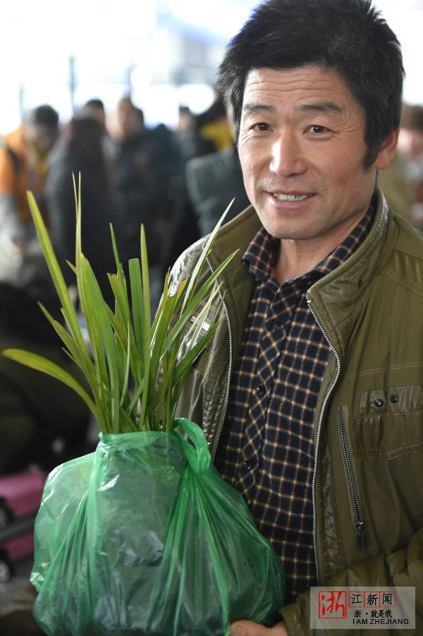 陕西周至的孟建科从椒江带了兰花回乡.