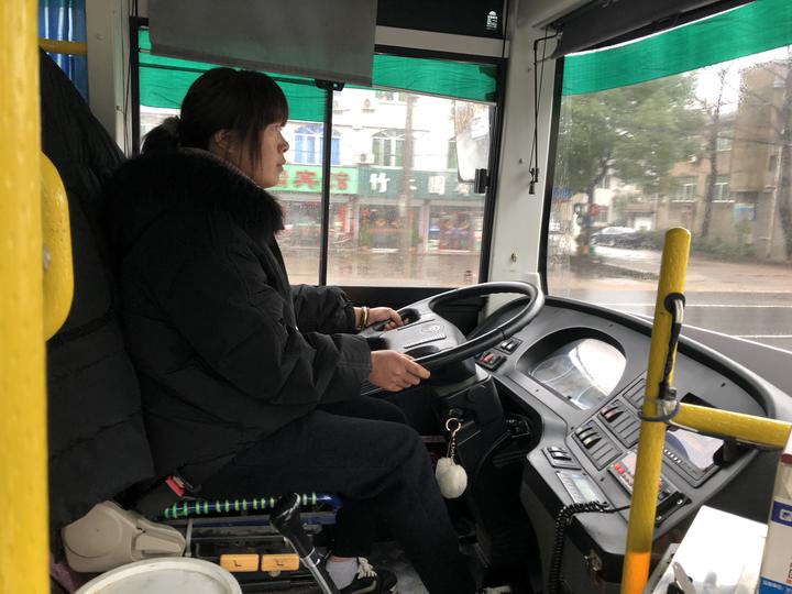 女司机开公交车图片