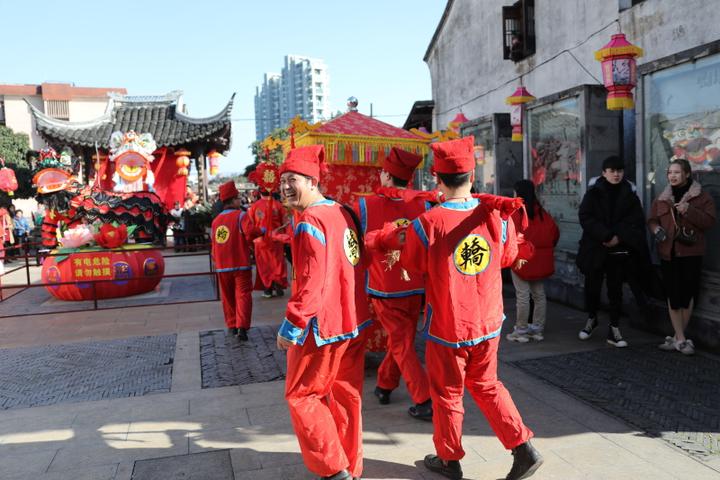 敲锣打鼓大红花轿海宁南关厢的这场婚礼惊动了大半条街的人