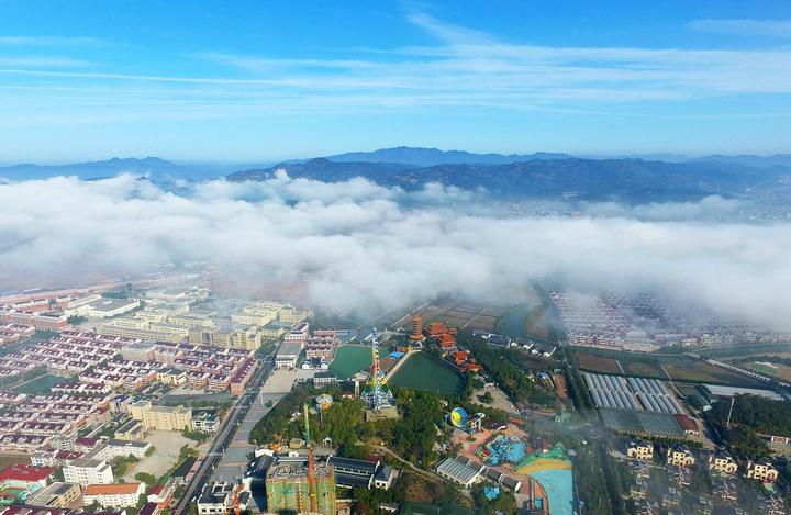 当日清晨,东阳市南马镇花园村区域大雾弥漫,能见度较低,随着太阳的