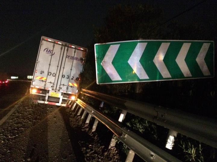 貨車司機一個瞌睡撞上護欄 