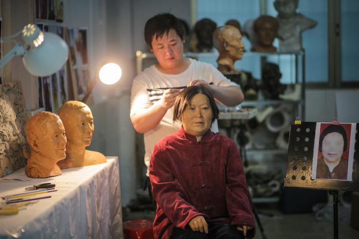 广州80后雕刻师接死亡订单 复刻逝者本来面貌