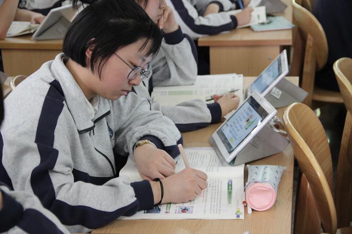 迈入智慧教育30时代中天高中学生捧平板电脑学习