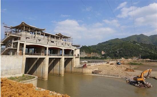 高楼滩脚堰坝工程阻断飞云江潮水,紧挨赵山渡水库,形成一个调节库容达