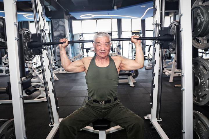 曾患脑梗顽强康复81岁健身达爷60年练就一身肌肉