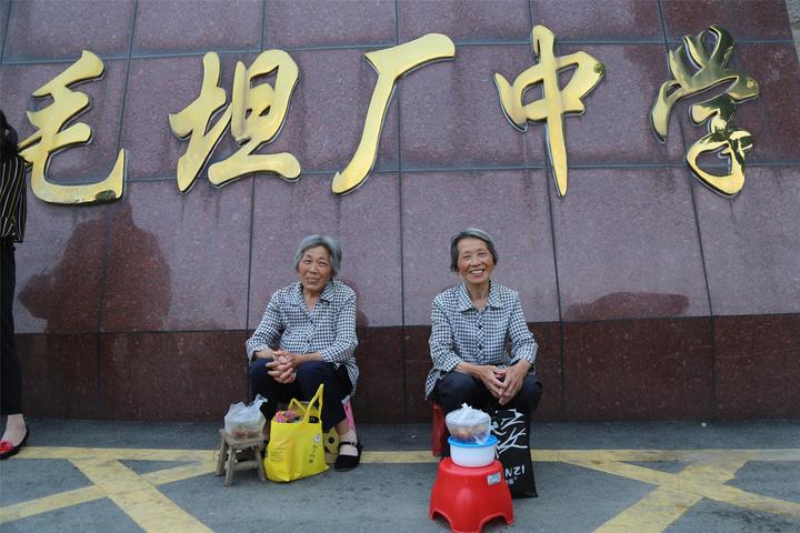 七旬親姐妹毛坦廠陪讀6年給孫子送飯站好最後一班崗